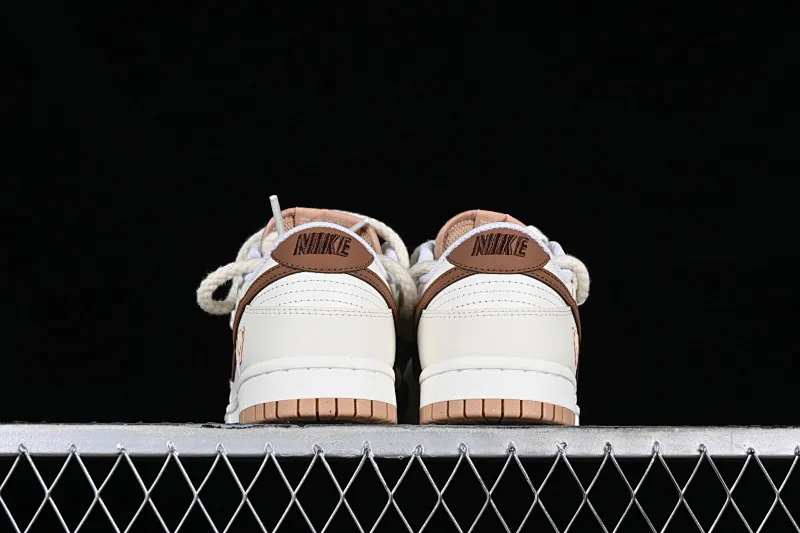 All Categories Nk SB Dunk Series Nk SB Dunk Low Low-top sneakers Nk Dunk Low Troublemaker Doll Soybean Milk Bear Maillard Simple and versatile SB strap low-top casual sneakers DD1873-200